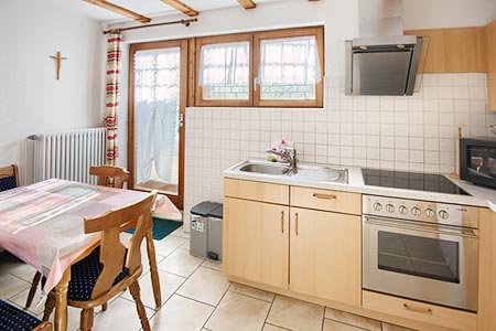 Separate Küche mit Essbereich und Zugang zur Terrasse