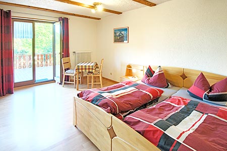 Schlafzimmer mit Doppelbett und Sitzgelegenheit