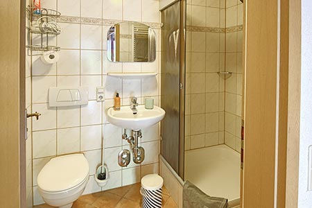 Badezimmer mit Dusche und WC