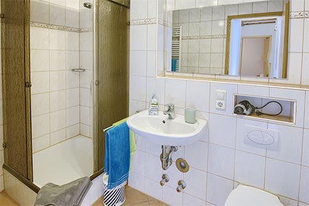 Zweites Badezimmer mit Dusche und WC