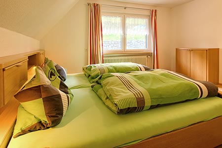 Schlafzimmer mit Doppelbett